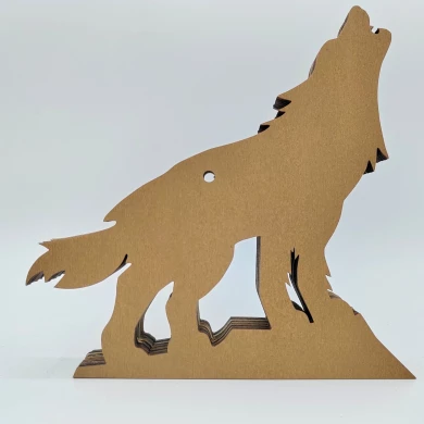 Sculpture loup hurlant en bois